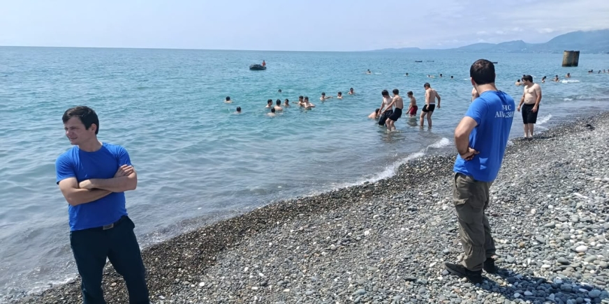Спасатели и сотрудники Государственной инспекции по маломерным судам МЧС Абхазии обеспечили безопасность участников военно-патриотического лагеря имени Сергея Платоновича Дбар во время купания на море